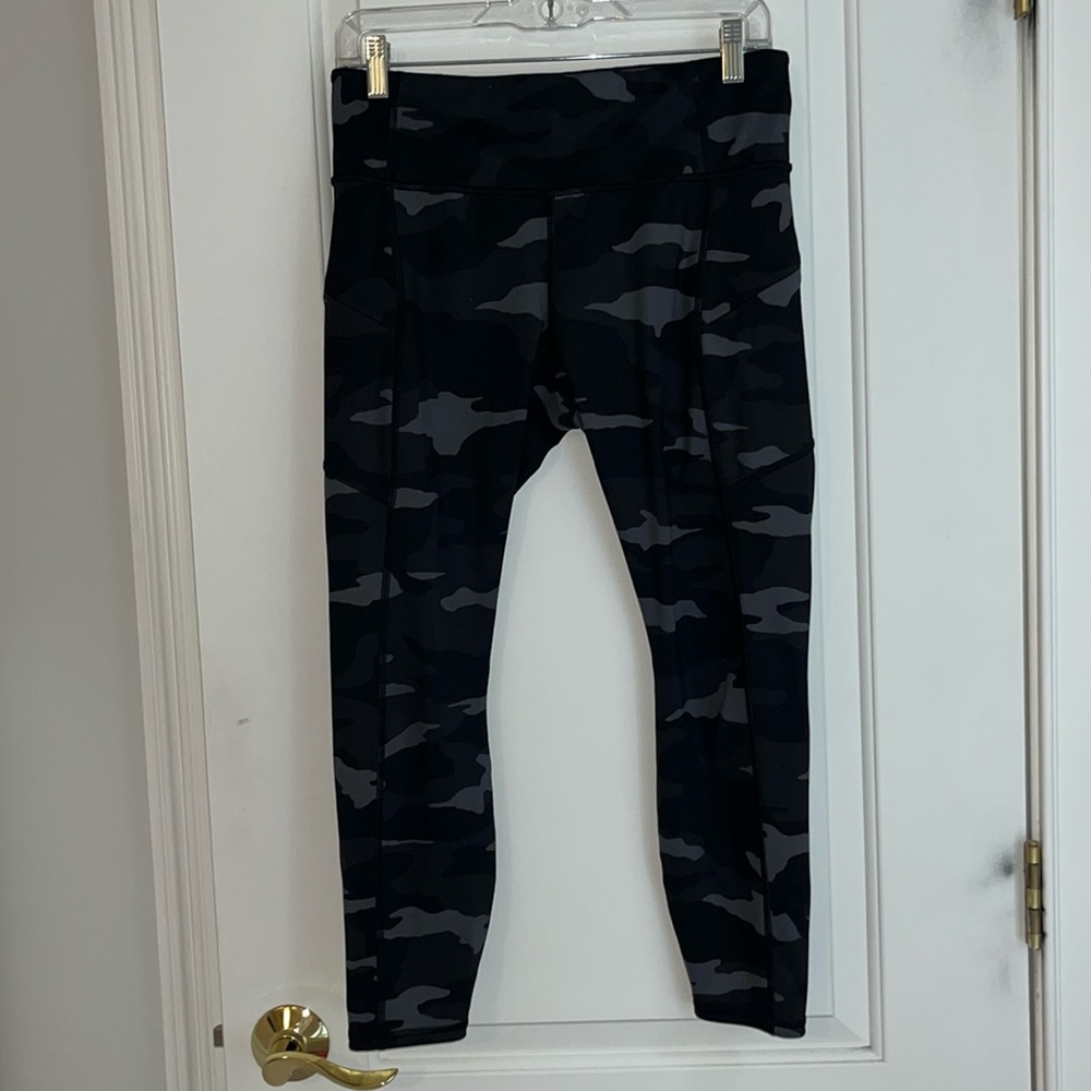 Athleta Camo Contender 7/8 tight leggings